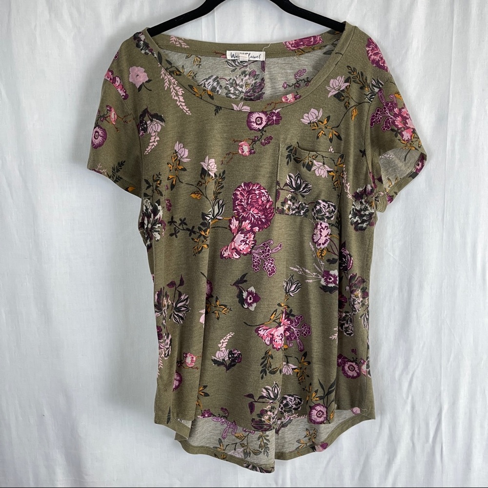 ☃️3 for $23 ☃️ Wallflower Scoop Neck S/S Floral T